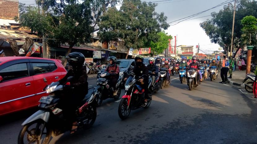 Arus lalu lintas di jalan perbatasan Kota Cimahi ke Bandung di Jalan Rajawali-Cibereum masih ramai dilintasi kendaraan roda dua dan empat, Rabu (22/4) di hari pertama pemberlakukan PSBB. Sejumlah pengendara roda dua masih ada yang belum memakai masker dan berboncengan. 