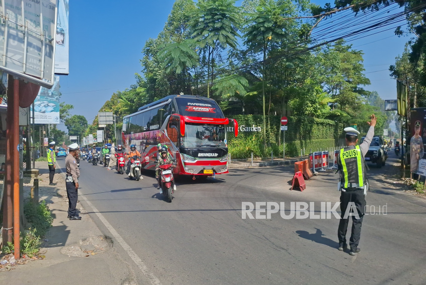Arus Lalu Lintas di Kawasan Wisata Lembang, Kabupaten Bandung Barat di Hari Pertama Libur Panjang Pekan ini.