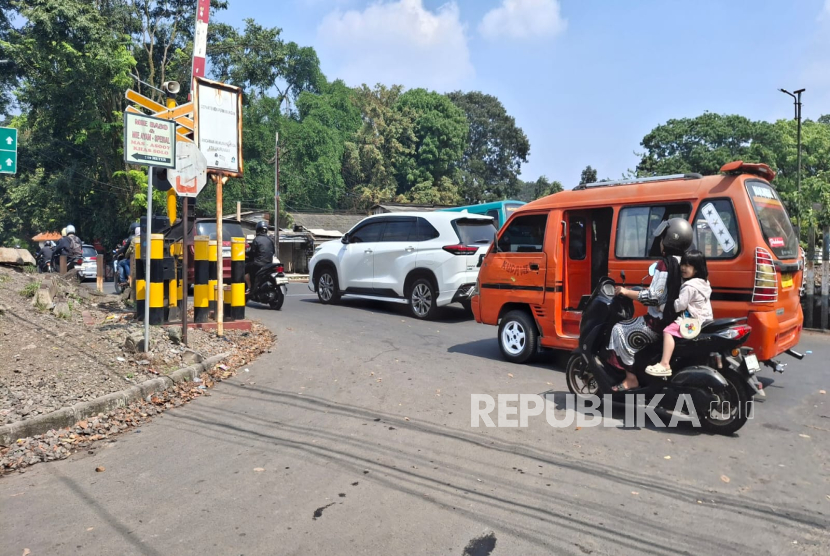 Arus Lalu Lintas di Perlintasan Kereta Api Jalan Gatot Subroto yang Bakal Dibangun Pemprov Jawa Barat.