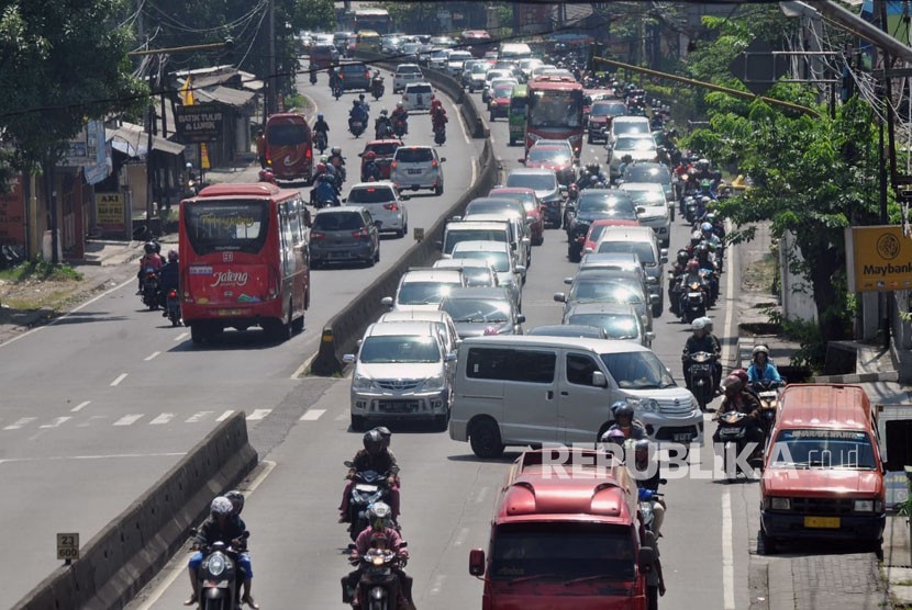 Arus lalu lintas di ruas Jalan Jendral Sudirman, Ungaran, Kabupaten Semarang.