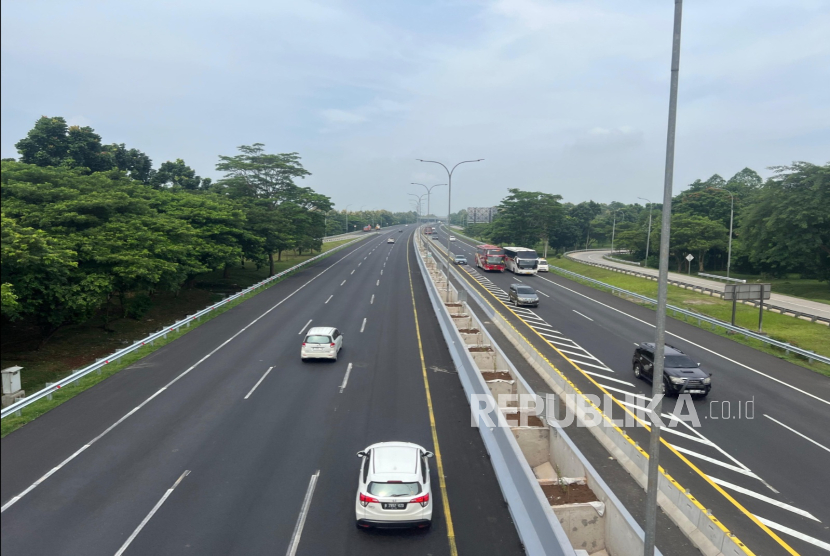 Arus lalu lintas di ruas Tol Cipali terpantau cenderung landai, Jumat (3/1/2025). 