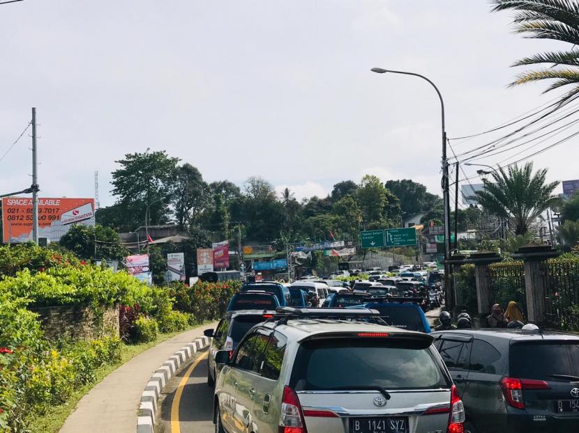 Arus lalu lintas di Simpang Gadog, Megamendung, Kabupaten Bogor mulai dipadati oleh kendaraan dari luar Bogor, Kamis (29/10). 