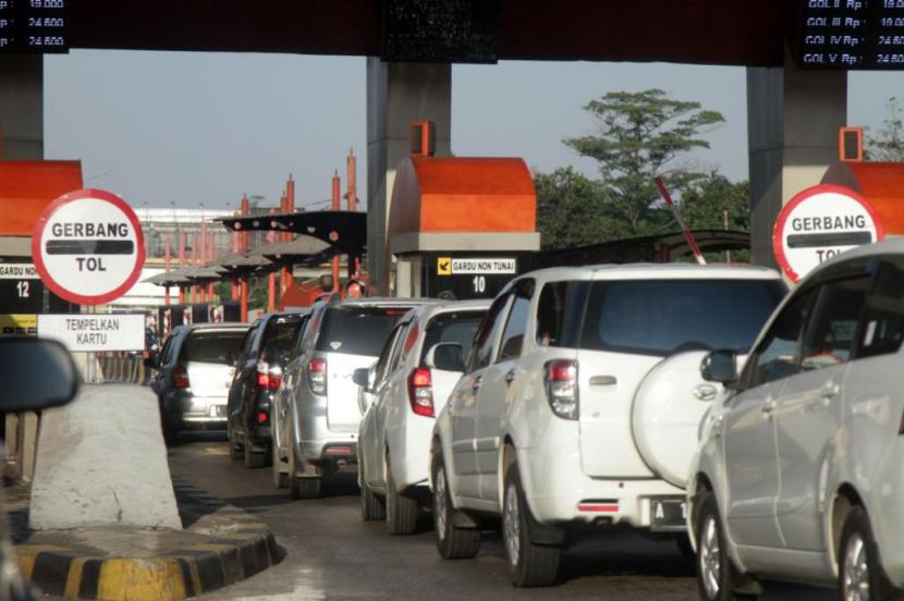 Arus lalu lintas di Tol Tangerang-Merak pada momen libur panjang akhir Oktober 2020.