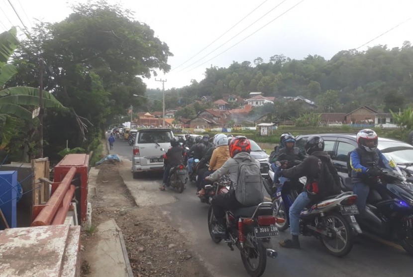 Arus lalu lintas kendaraan roda dua dan empat terpantau padat di Jalan Soreang menuju kawasan wisata Ciwidey, Kabupaten Bandung. Pemprov Jawa Barat akan melebarkan jalur wisata Soreang-Ciwidey hingga 25 meter.