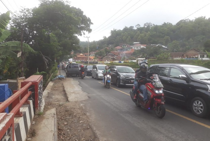 Arus lalu lintas kendaraan roda dua dan empat terpantau padat di Jalan Soreang menuju kawasan Wisata Ciwidey Bandung Selatan, Ahad (23/12).