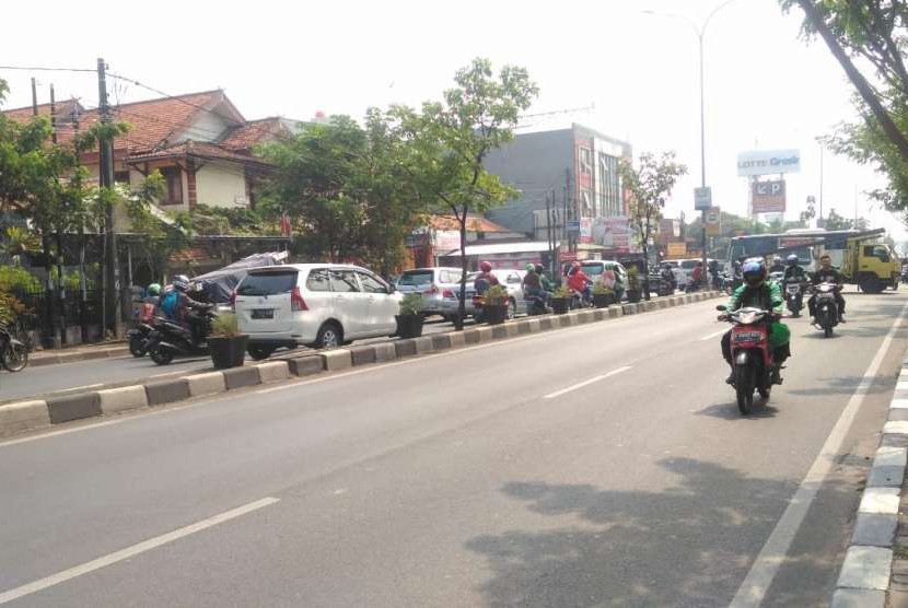 Arus lalu lintas lancar setelah u-turn di depan Kompleks UI, Jalan Ir H Juanda Ciputat, Tangerang Selatan dibuka, Rabu (15/8).