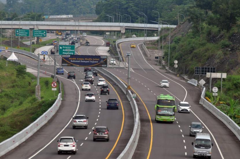 Arus lalu lintas  di interchange (simpang susun) Bawen. Ganjar memadamkan api di pinggir tol Bawen-Ungaran untuk mencegah kecelakaan.