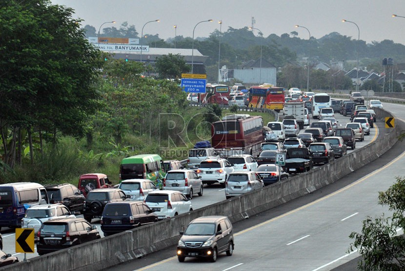  Arus lalulintas menuju Jakarta di ruas tol Semarang- Bawen tampak padat merayap, Sabtu (2/8). (Republika/Bowo Pribadi)  