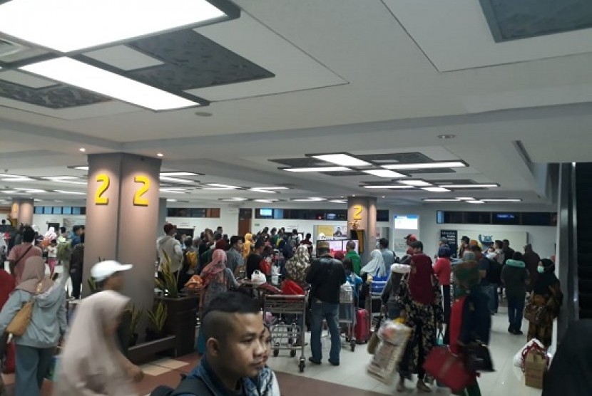 Arus mudik di Bandara Minangkabau masih terasa hingg H+4 Idul Fitri, Selasa (19/6). 