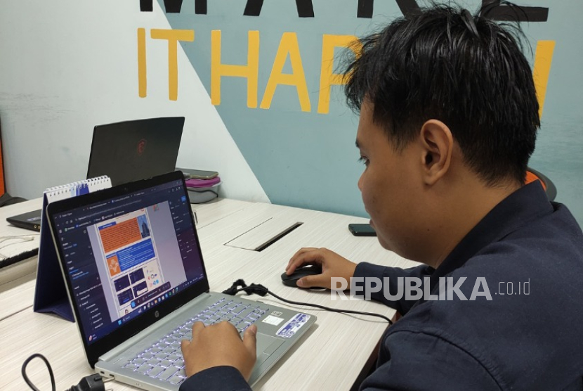 Aryasatya Handaru Muhammad, mahasiswa dari Program Studi Sistem dan Teknologi Informasi angkatan 2022 dari Cyber University, berkontribusi dalam proyek pengembangan website e-learning internal di PT Prima Karya Sarana Sejahtera (PKSS).