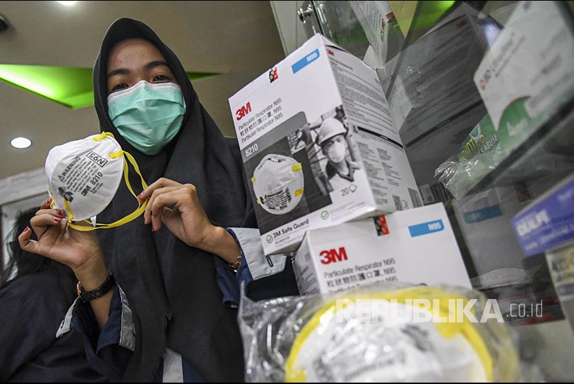 Karyawan menunjukkan masker jenis N95 disalah satu toko alat kesehatan yang harganya melonjak Rp1,6 juta per kotak atau Rp 85 ribu untuk satuan. (ilustrasi)