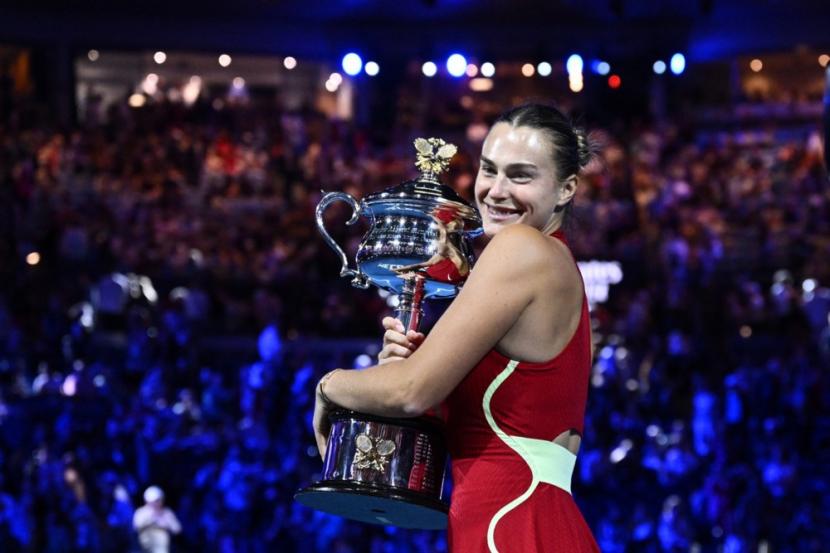Aryna Sabalenka memegang trofi juara Australian Open 2024.