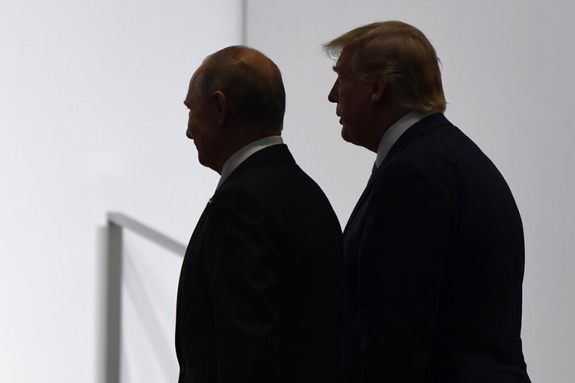 AS Keluar dari Perjanjian Open Skies Treaty. Tampak Presiden AS Donald Trump (kanan) dan Presiden Rusia Vladimir Putin saat bertemu 2019. (ilustrasi)