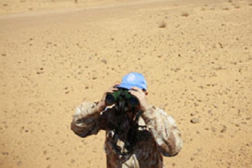 As part of MINURSO mandate, a peacekeeper on patrol uses his binoculars to monitor the ceasefire in Western Sahara. (file photo)