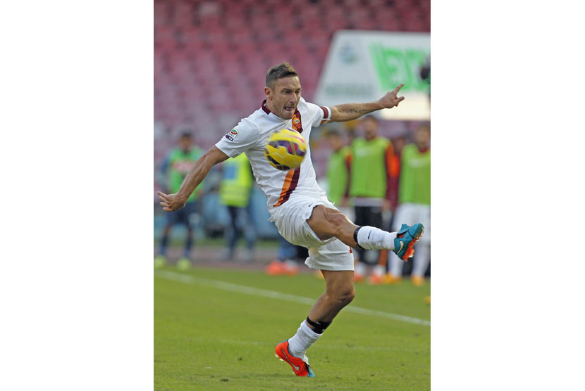 AS Roma's Francesco Totti controls the ball during their Italian Serie A soccer match against Napoli at San Paolo stadium in Naples, November 1, 2014. 