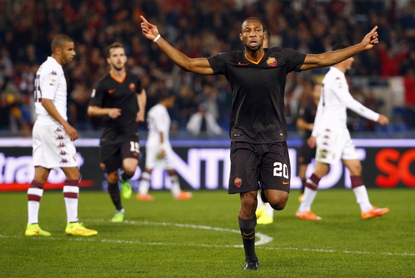 AS Roma's Seydou Keita celebrates after scoring against Torino during their Italian Serie A soccer match at the Olympic stadium in Rome November 9, 2014