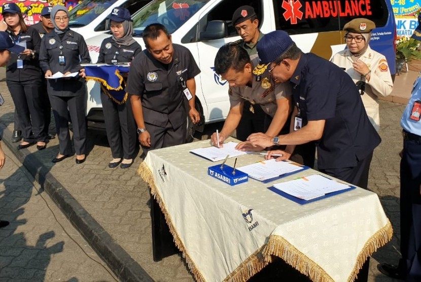 ASABRI memberikan bantuan ambulan sebanyak 3 unit untuk RS Bhayangkara R. Said Sukanto Kramat Jati Jakarta Timur, RSAL Dr. R. Oetojo Sorong, dan Kodiklat TNI Serpong Tangerang. 