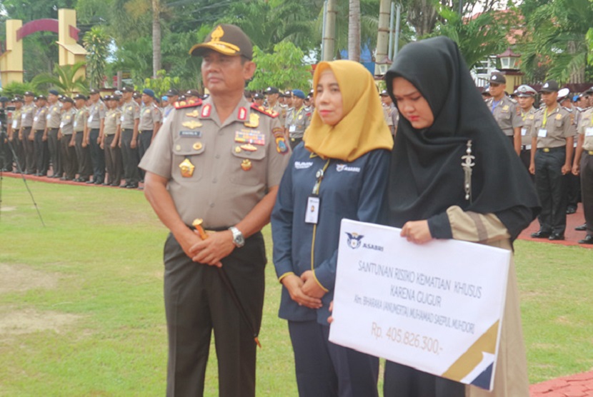 Asabri memberikan Santunan Risiko Kematian Khusus (SRKK) Gugur atas nama Bharaka (Anumerta) Muhamad Saepul Muhdori kepada istri almarhum, Novi Sevtiyani. Manfaat santunan asuransi ini diserahkan oleh Kapolda Sulteng Irjen Pol Syafril Nursal bersama Kepala Kantor Cabang Asabri cabang Palu, Winarti, dihadapan anggota Polda Sulteng sebesar Rp 405.826.300.