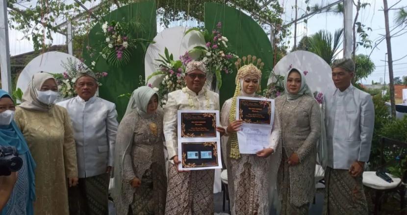 asangan pengantin di Kota Sukabumi mendapatkan dokumen kependudukan sebagai kado pernikahan, Ahad (22/5/2022)
