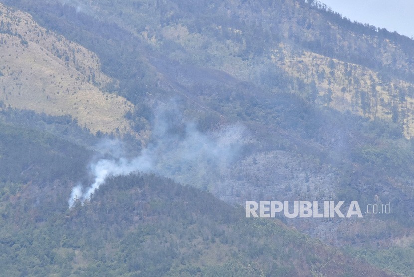 Asap akibat kebakaran Gunung Lawu terlihat dari Desa Sidokerto, Kecamatan Sidorejo, Magetan, Jawa Timur, beberapa waktu lalu.