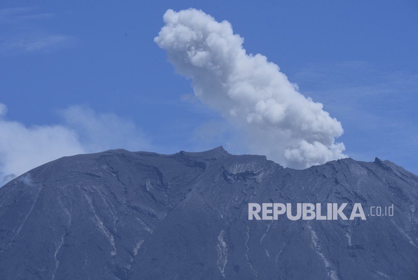 Asap bercampur abu vulkanis keluar dari kawah Gunung Agung, terlihat dari Sidemen, Karangasem, Bali, Jumat (8/12). 