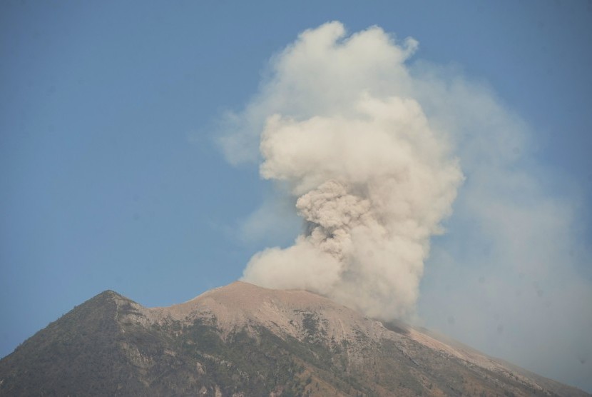 Asap dan abu vulkanik keluar dari kawah Gunung Agung terlihat dari Desa Batuniti, Karangasem, Bali, Rabu (4/7).