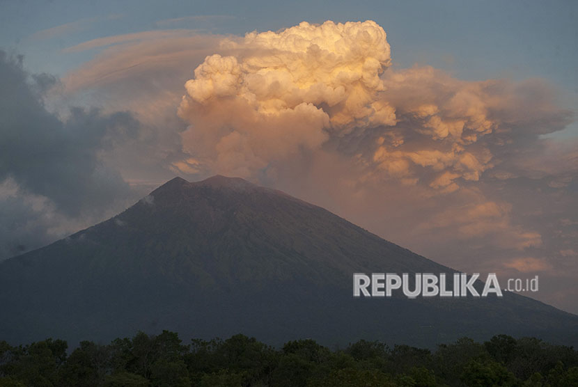 Asap dan abu vulkanis keluar dari kawah Gunung Agung terlihat dari Desa Datah, Karangasem, Bali, Jumat (29/6).