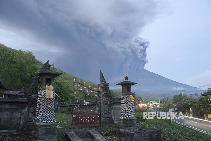 Asap dan abu vulkanis menyembur dari kawalah Gunung Agung 
