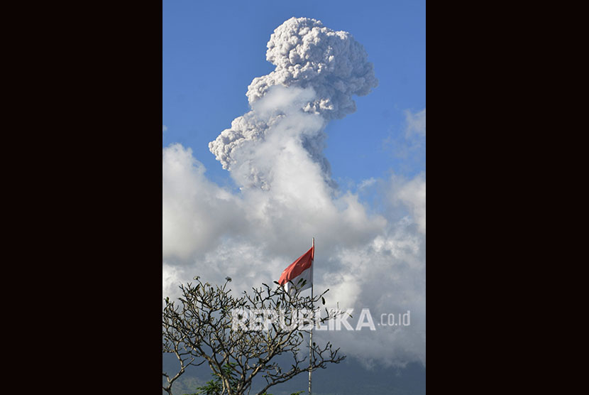 Asap dan abu vulkanis menyembur dari kawah Gunung Agung saat terjadi letusan yang terlihat dari Pos Pemantauan Gunungapi Agung, Rendang, Karangasem, Bali, Kamis (5/7). 