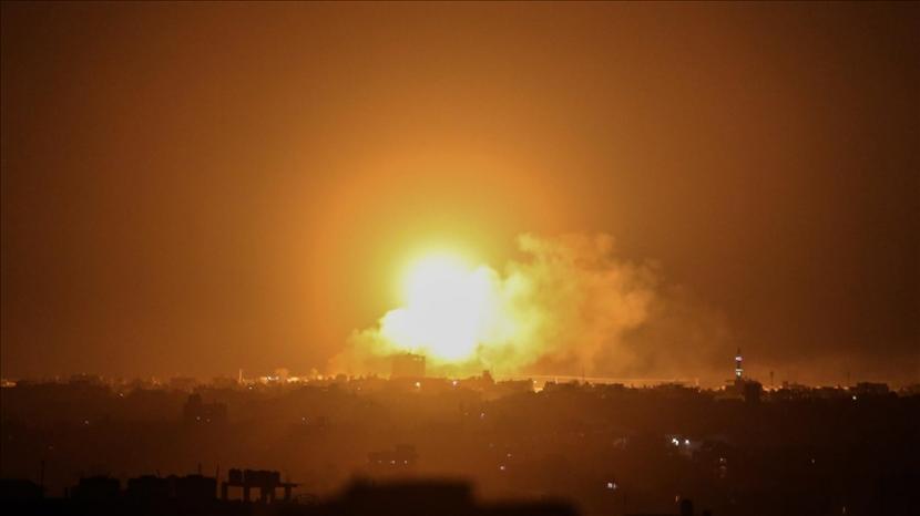 Asap dan api membumbung setelah jet tempur Israel melancarkan serangan udara di Jalur Gaza, pada 17 April 2021. Tidak ada korban jiwa dilaporkan setelah serangan itu.