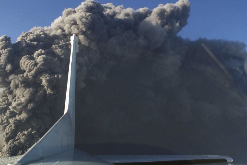 Asap dari erupsi Gunung Aso di sekitar Bandara Kumamoto, Jepang