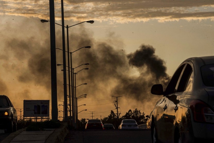 Asap dari mobil yang terbakar membumbung di tengah baku tembak jaringan narkoba di Culiacan, Meksiko.  Pemerintah Meksiko mengatakan lebih dari 61 ribu orang hilang akibat perang narkoba. Ilustrasi.