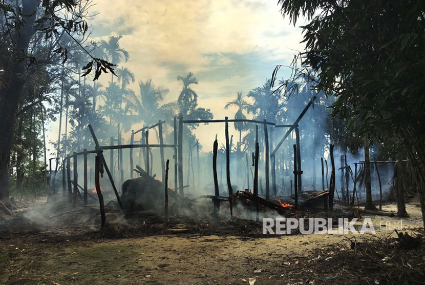Asap  dari rumah yang terbakar di desa Gawdu Zara, negara bagian Rakhine utara, Myanmar Kamis, (7/9). Wartawan melihat api baru terbakar  yang telah ditinggalkan oleh Muslim Rohingya.
