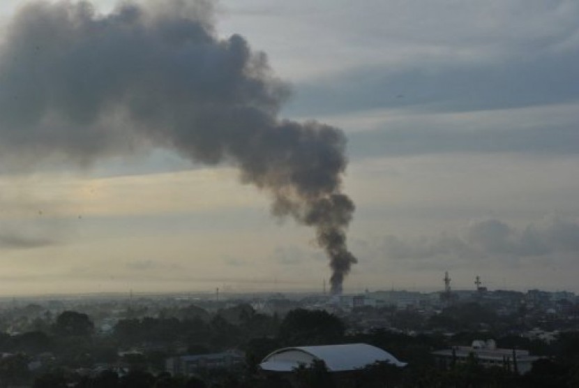 Asap dari rumah yang terbakar saat pasukan pemerintah Filipina menyerang militan di Kota Zamoanga (16/9)