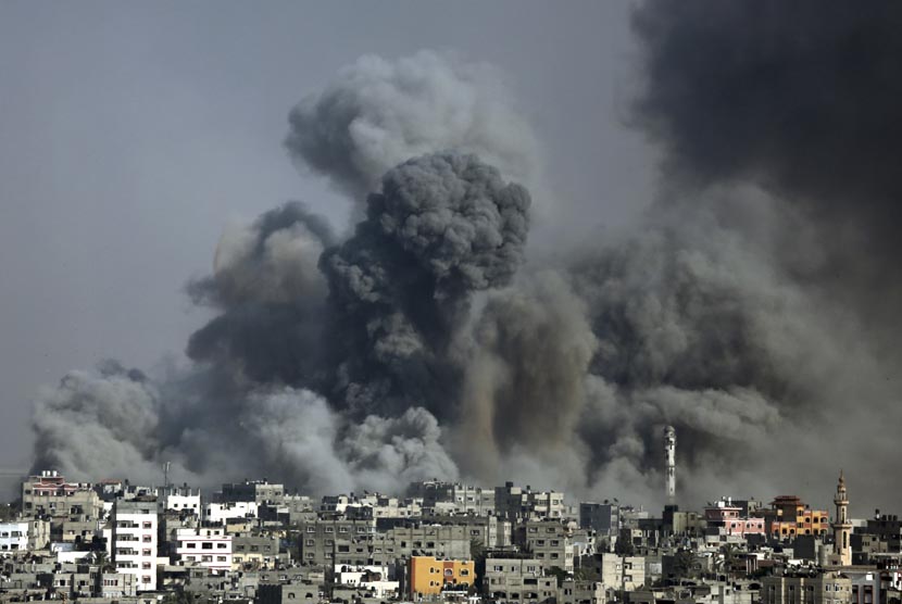Asap dari serangan Israel meningkat atas Kota Gaza, Selasa, 22 Juli, 2014.