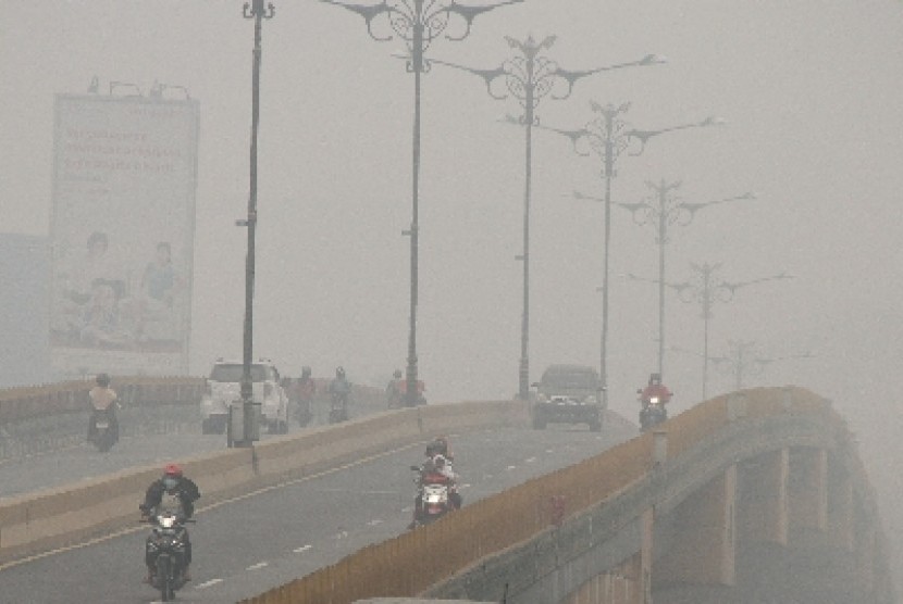 Asap di Pekanbaru makin pekat akibat kebakaran hutan.