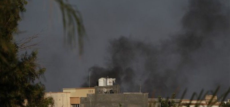 Asap hitam membumbung dan suara tembakan terdengar bersahut-sahutan dari Kota Tripoli sesaat setelah pasukan NTC masuk dari sisi barat kota tersebut.