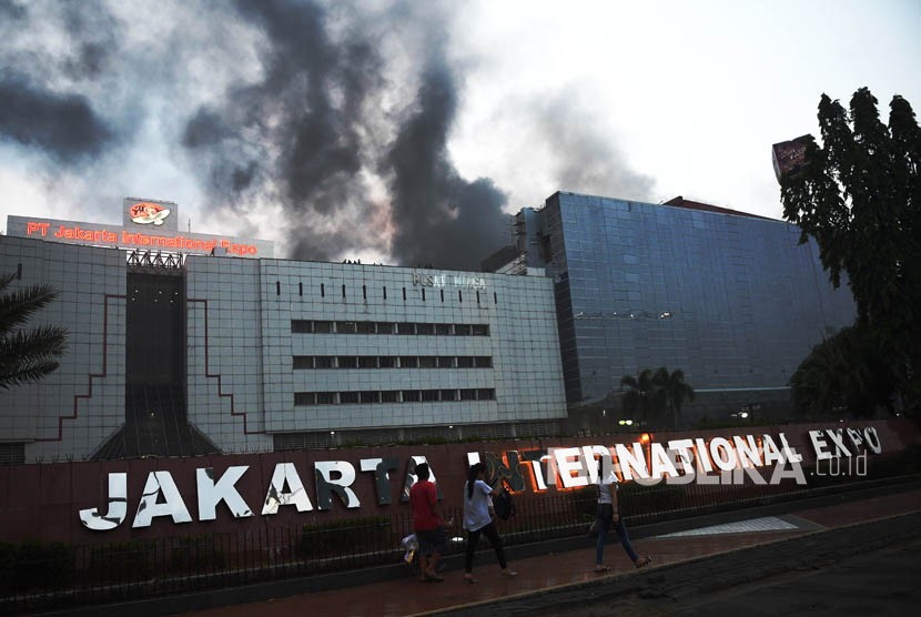 Asap hitam membumbung dari lokasi kebakaran di Arena Pekan Raya Jakarta, JIEXPO Kemayoran, Jakarta, Selasa (5/6).