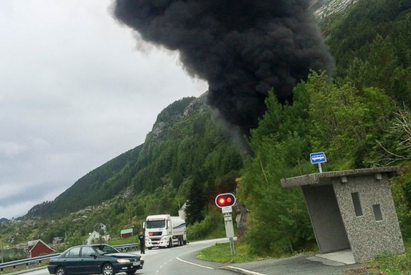 Asap hitam membumbung di terowongan Skatestraum, Norwegia setelah truk tanker pembawa bensin meledak, Rabu (15/7).