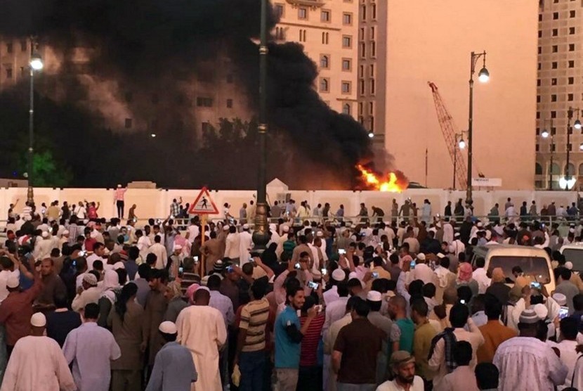 Asap hitam membumbung setelah ledakan bom di luar lingkungan kompleks Masjid Nabawi, Madinah, Arab Saudi, Senin (4/7). 