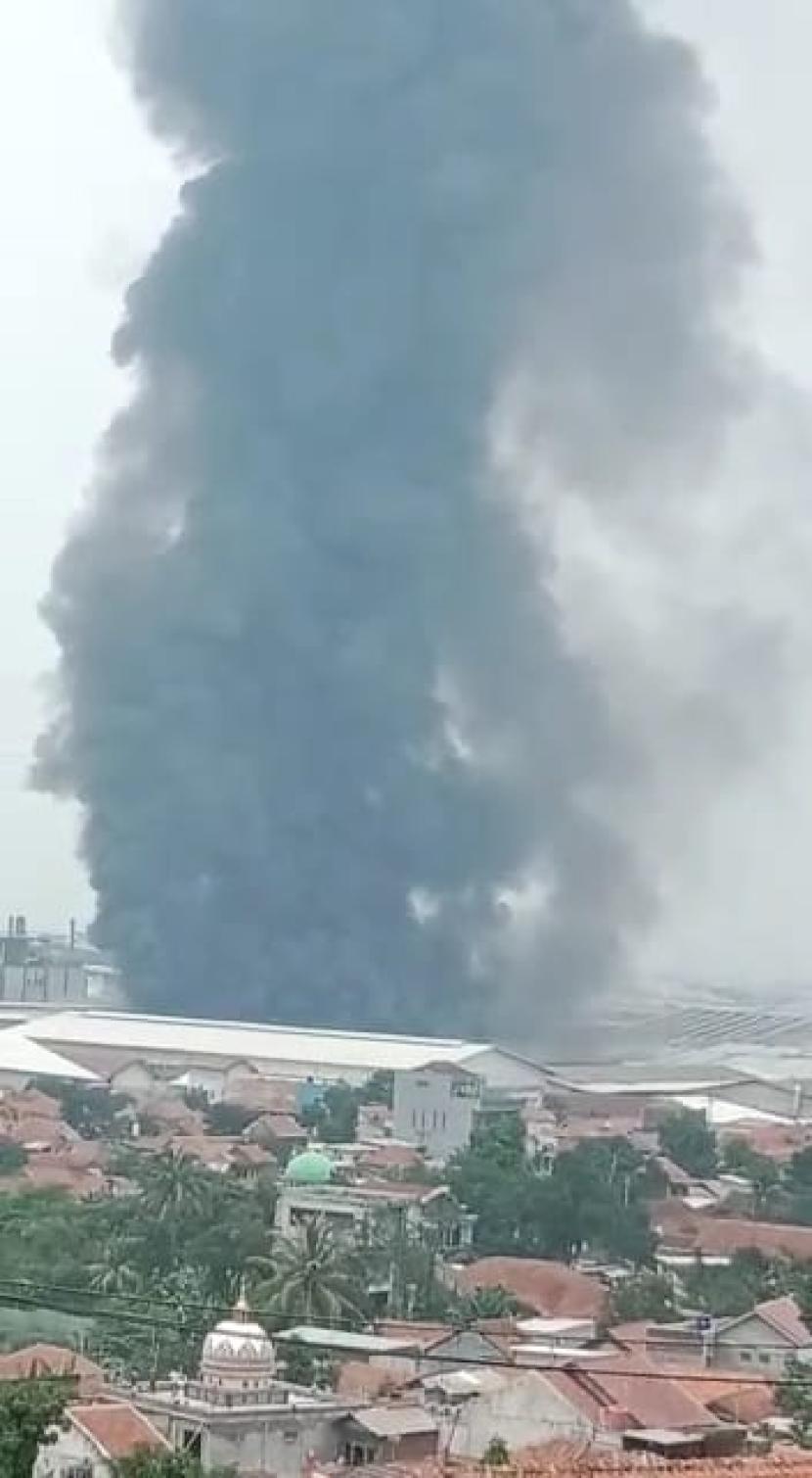 Asap hitam mengepul akibat kebakaran pabrik Kahatex di Jalan Bandung-Garut, Kabupaten Sumedang, Kamis (29/2/2024) siang