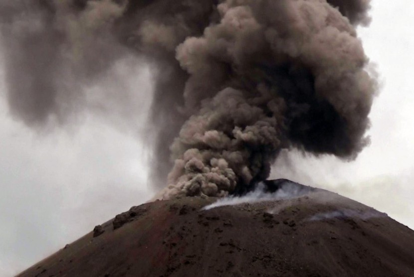 Asap hitam menyembur saat terjadi letusan Gunung Anak Krakatau (GAK) di Selat Sunda, Banten, Senin (10/12/2018).