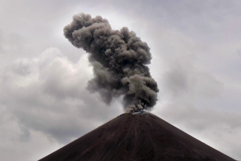 Asap hitam menyembur saat terjadi letusan Gunung Anak Krakatau (GAK) di Selat Sunda, Banten, Senin (10/12/2018). 