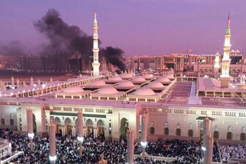 Asap membumbung akibat ledakan bom di luar lingkungan Masjid Nabawi, Madinah, Arab Saudi, Selasa (4/7). 