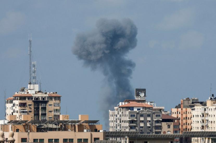 Asap membumbung akibat serangan udara Israel di Gaza City, Sabtu (6/8/2022). Otoritas Palestina Kutuk Serangan Israel ke Jalur Gaza