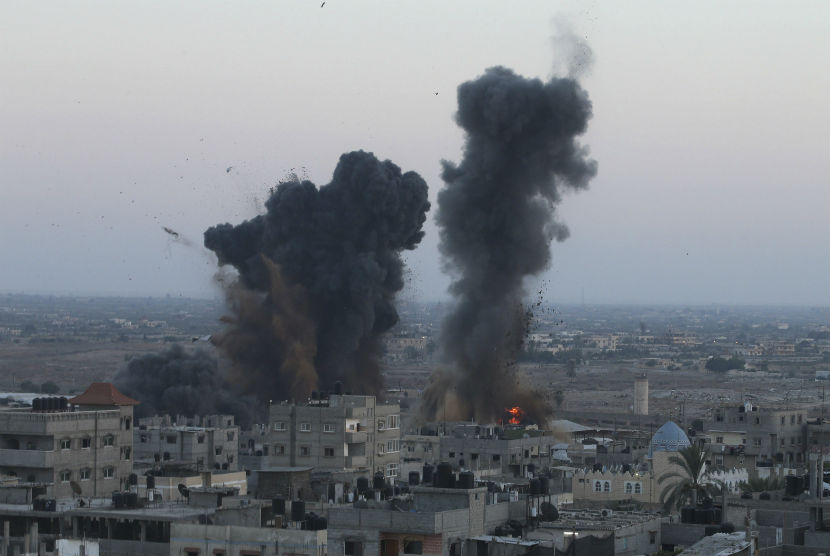 Asap membumbung dari lokasi yang terkena serangan udara Israel di Rafah, Jalur Gaza, Rabu (9/7). 