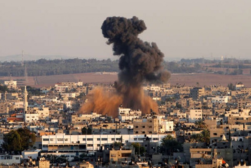 Asap membumbung di Kota Gaza dari ledakan yang disebabkan serangan udara Israel.