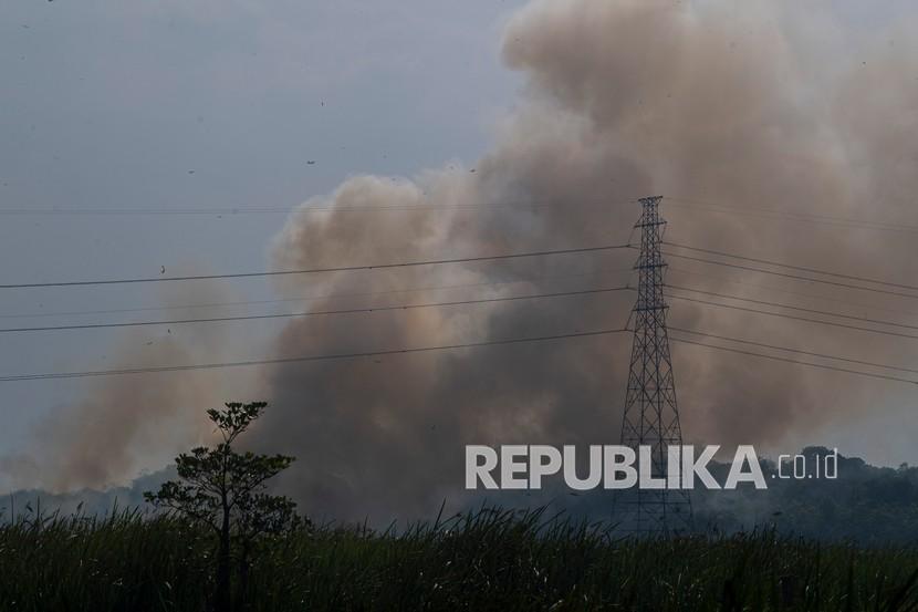 Asap membumbung tinggi dari lahan yang terbakar di Tanjung Barangan, Palembang, Sumatera Selatan, Senin (5/10/2020). Badan Penanggulangan Bencana Daerah (BPBD) Provinsi Sumatera Selatan menurun dua helikopter Mi-18 Mtv untuk melakukan pemadaman di daerah tersebut.