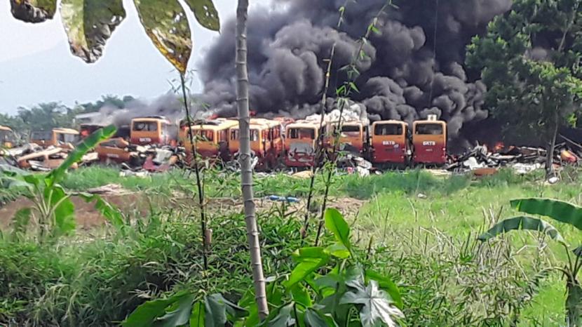 Asap membumbung tinggi di lokasi kuburan bus di Desa Dramaga, Kabupaten Bogor, Jawa Barat, Jumat (13/11).