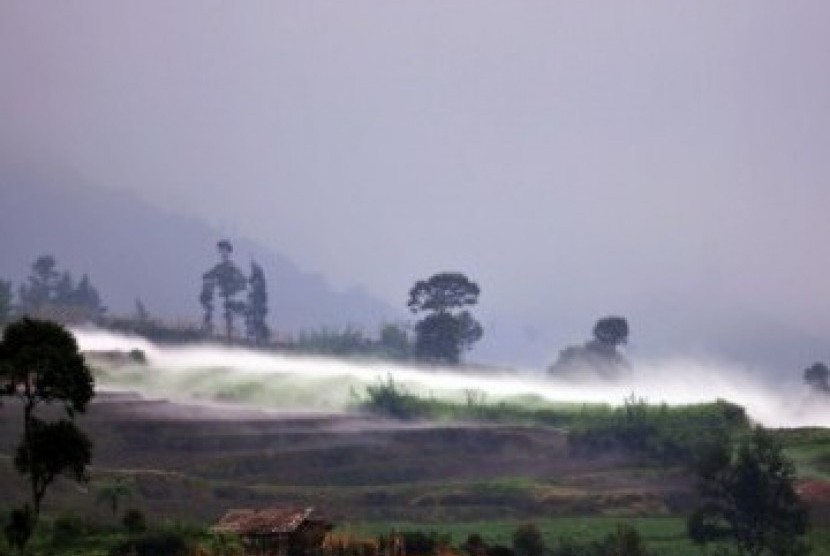 Asap mengandung gas karbondioksida CO2 menyelimuti permukaan kawah Timbang di dataran tinggi Dieng Dusun Simbar, Batur, Banjarnegara, Jateng, Selasa (31/5).(Antara)